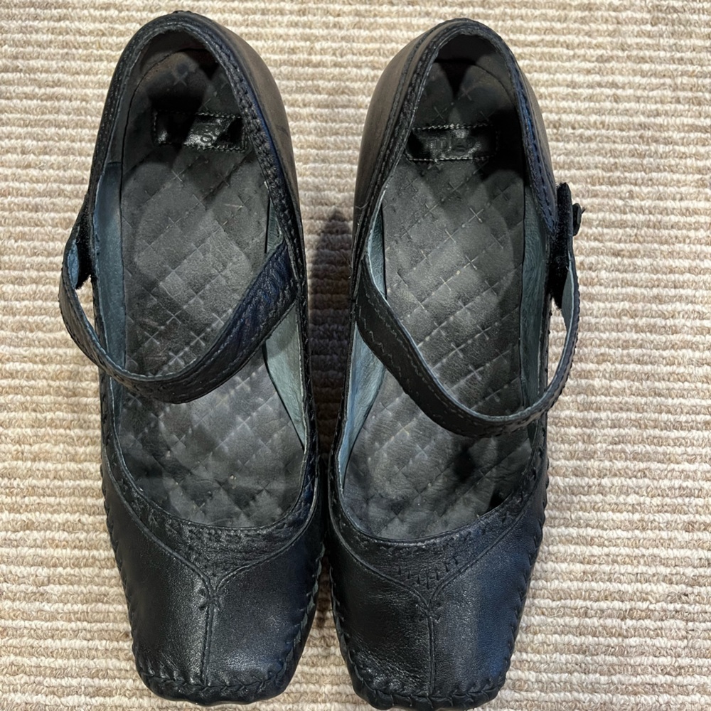 Indigo by Clarks leather shoes. Very comfortable shoes. Funky look. Size 11